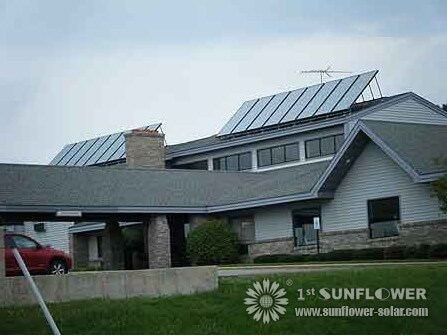 набор солнечных коллекторов водонагревателей на крыше мотеля